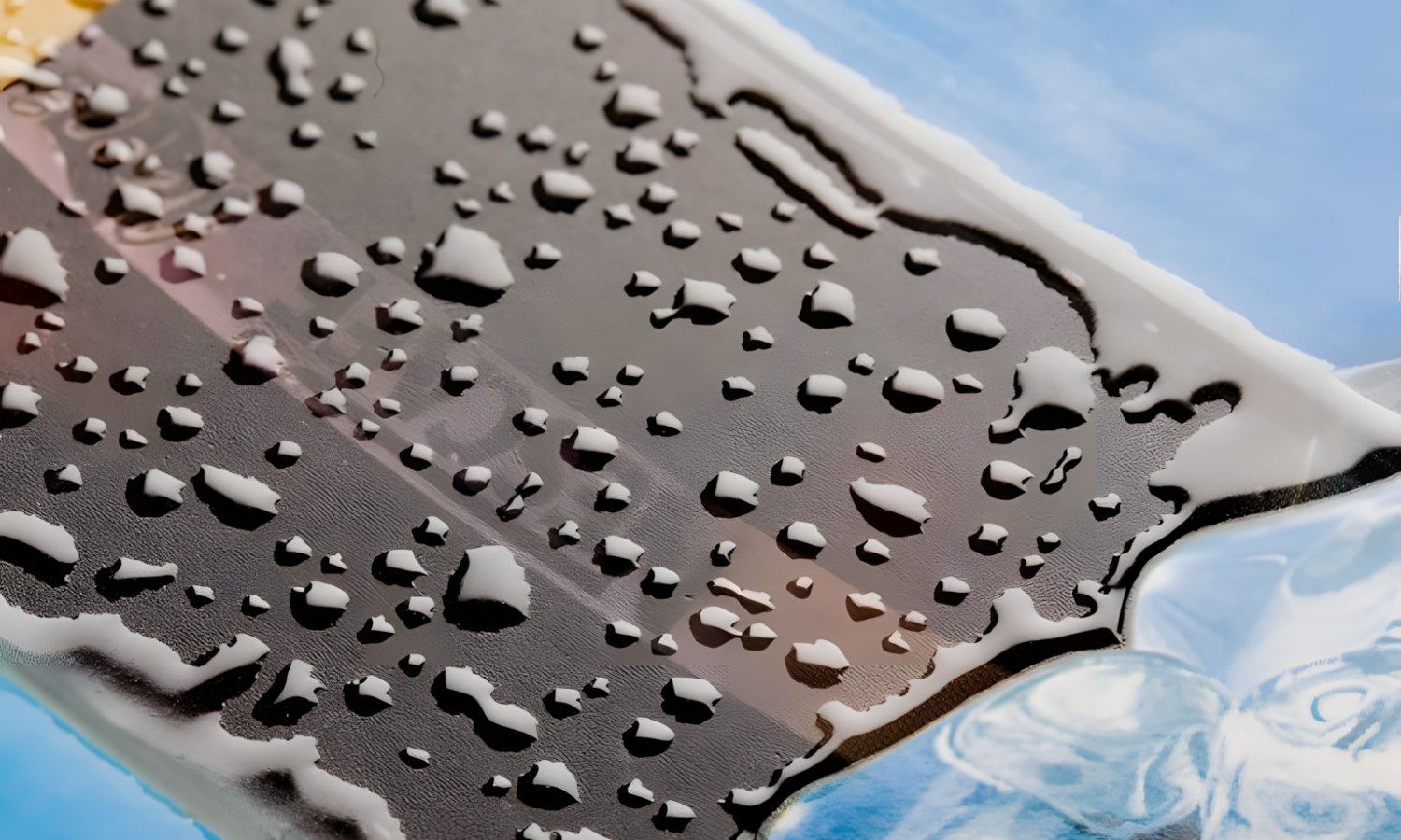 Крупный план отпечатка с выборочным 3D‑УФ лаком — рельефные глянцевые капли на матовой поверхности