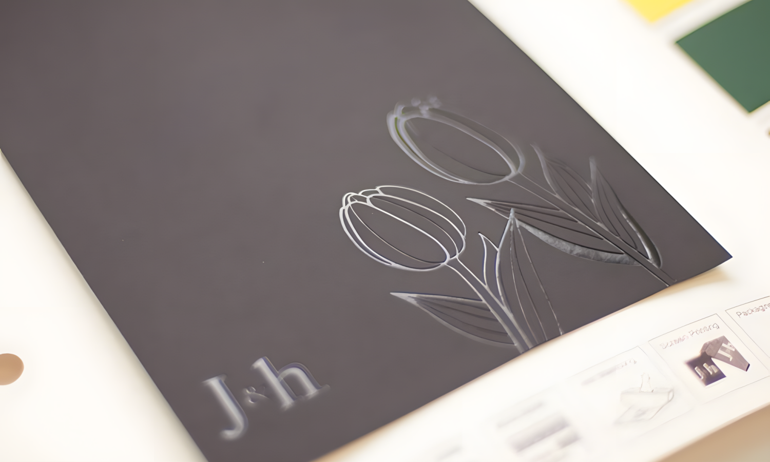 Чёрная матовая обложка с пленкой Soft Touch — бархатистая поверхность и тонкий рисунок тюльпанов, образец премиальной ламинации