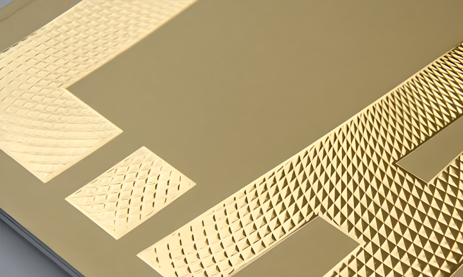 Крупный план тиснения фольгой: золотая фольга с рельефной геометрической фактурой на бумаге