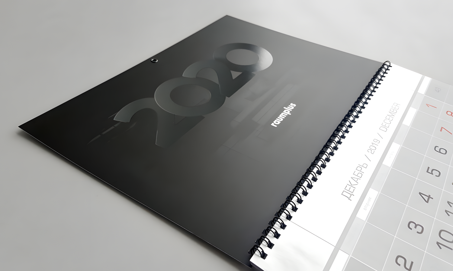 Настенный календарь с матовой чёрной обложкой; цифры «2020» и логотип выделены выборочным УФ‑лаком, пружинный переплё