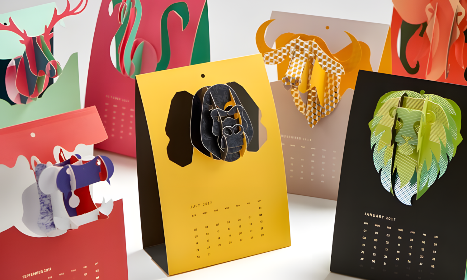 Календари с фигурной вырубкой и 3D‑элементами — объёмные животные на листах, креативная постпечатная обработка