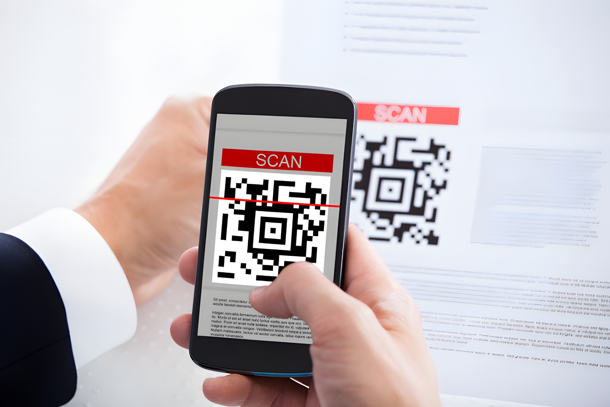 Сканирование QR-кода на бумажном документе с помощью смартфона